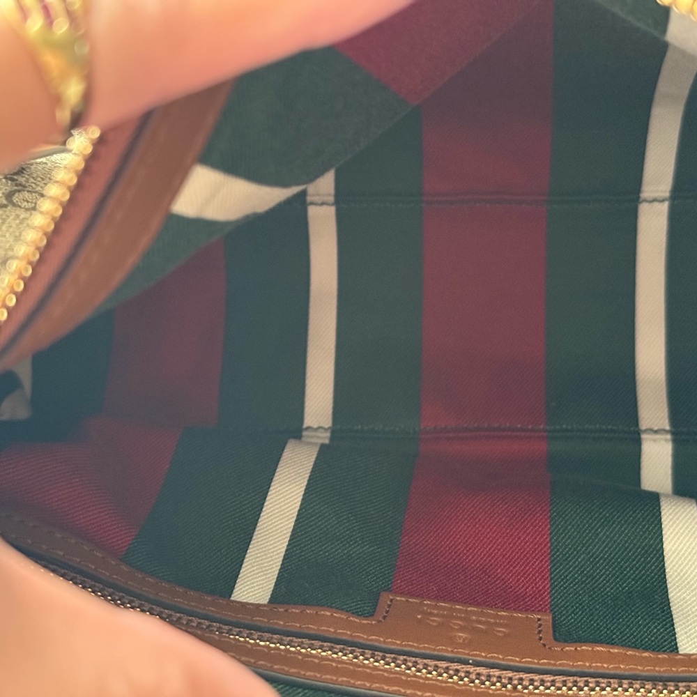 Gucci Emblem medium shoulder bag - Picture 5 of 7